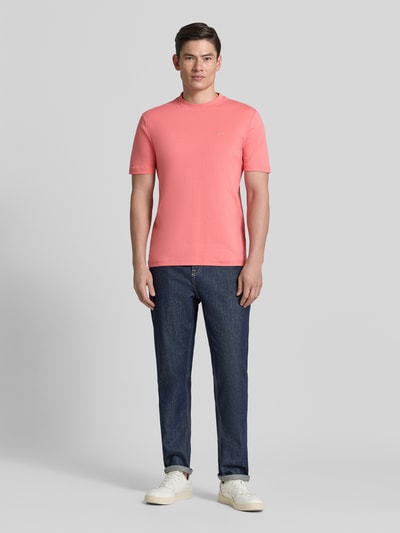 Männermodel trägt Regular Fit T-Shirt aus reiner Baumwolle Modell 'TE_INTERLOCK' von BOSS Orange, Optik: Unifarben, Ganzkörperansicht von vorne.