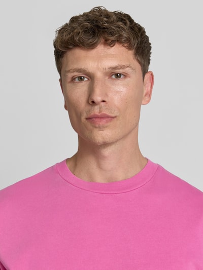 Männermodel trägt T-Shirt mit geripptem Rundhalsausschnitt Modell 'FIZVALLEY' von American Vintage, reine Baumwolle, Nahaufnahme Oberkörper.