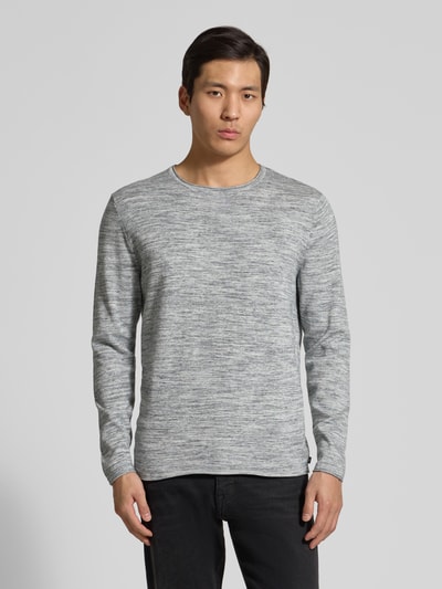 Männermodel trägt Regular Fit Strickpullover aus Baumwoll-Mix Modell Space dye von Tom Tailor, Melange-Optik, Logo-Patch, Ganzkörperansicht von vorne.