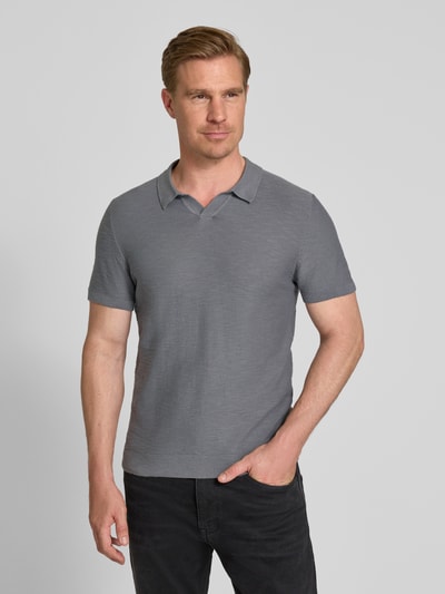 Männermodel trägt Regular Fit Poloshirt aus reiner Baumwolle von s.Oliver RED LABEL, Optik: Unifarben, Strick, Ganzkörperansicht von vorne.