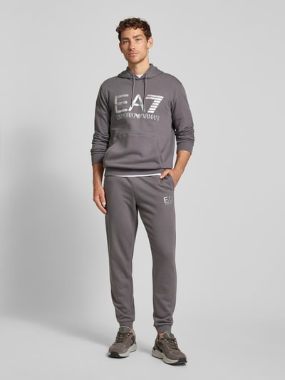 EA7 Emporio Armani Spodnie dresowe o kroju regular fit z elastycznym pasem Średnioszary 1