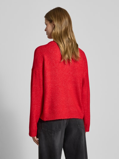 Frauenmodel trägt Relaxed Fit Strickpullover mit Crew Neck Modell 'SIMONI' von Only, melange Optik, gerippte Abschlüsse, Ganzkörperansicht Rückansicht.