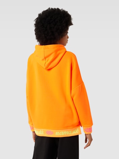 miss goodlife Hoodie mit Statement-Print Modell 'NAMASTE' Neon Orange 5