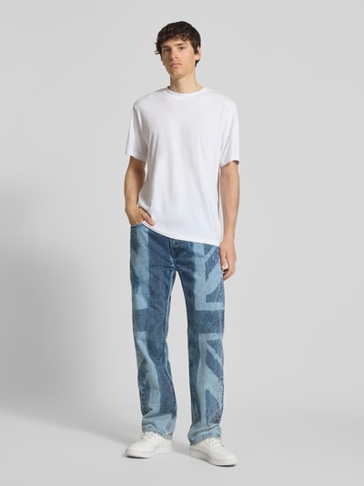 Männermodel trägt Relaxed Fit Jeans aus reiner Baumwolle Modell 'BEXLEY' von Pepe Jeans, Denim-Optik, Maxi Flaggen-Print, 5-Pocket-Design, Ganzkörperansicht von vorne.
