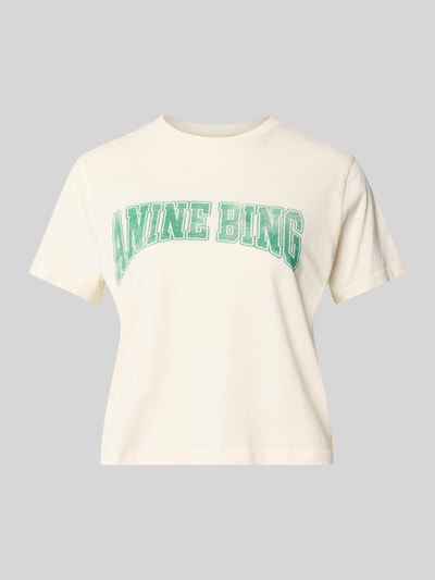 Produktfoto, cremefarbenes Regular Fit T-Shirt aus reiner Baumwolle von Anine Bing mit grünem Label-Print, kurzärmliges Design, Rundhalsausschnitt, Rückenlänge bei Größe S 49 cm