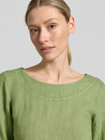 Frauenmodel trägt Regular Fit Leinenbluse mit 3/4-Arm Modell 'La44ura' von ZABAIONE, Reines Leinen, Rundhalsausschnitt, Nahaufnahme Oberkörper.