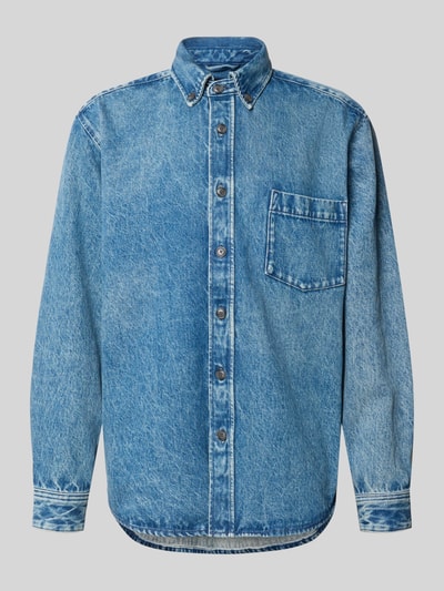 Produktfoto, Regular Fit Jeansjacke aus reiner Baumwolle Modell 'LAMBEY BO FLEAK' von BOSS Orange in hellblauem Denim mit Knopfleiste und Brusttasche, Oberflächenstruktur leicht verwaschen