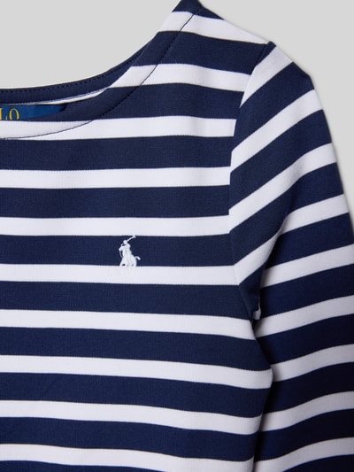 Meisje draagt Jurk met Rundhalsausschnitt en Label-Stitching van Polo Ralph Lauren Kids, materiaalmix met viscose, A-lijn, nahaufnahme bovenlichaam.