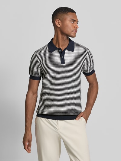 Männermodel trägt Strickshirt mit Polokragen und Knopfleiste von Christian Berg Men, Regular Fit, Streifenmuster, Ganzkörperansicht von vorne.