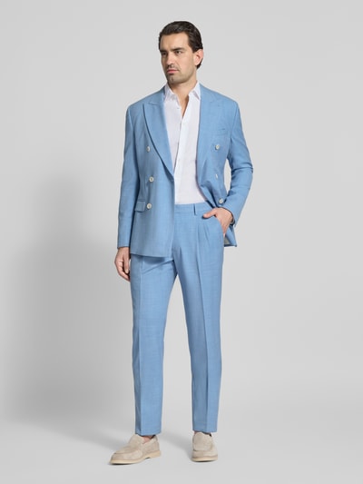 Männermodel trägt Regular Fit Freizeithemd aus Leinen-Mix von Jake*s in Weiß, kombiniert mit blauem Anzug, Ganzkörperansicht von vorne. Rückenlänge bei Größe M: 75 cm, Schulterbreite: 50 cm, Ärmellänge: 66 cm, Kentkragen, durchgehende Knopfleiste.