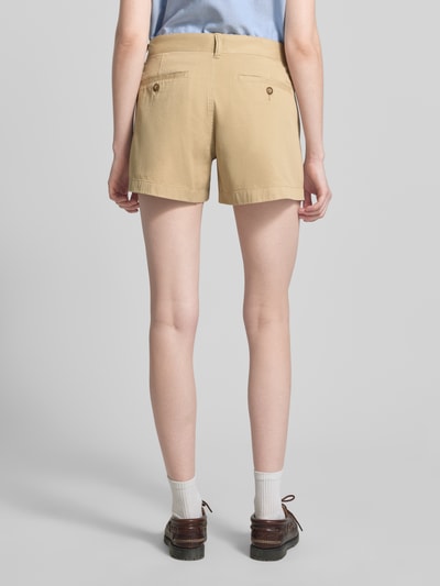 Frauenmodel trägt Loose Fit Bermudas aus reiner Baumwolle von Polo Ralph Lauren in Beige, Twill-Struktur, Rückansicht Ganzkörperansicht.