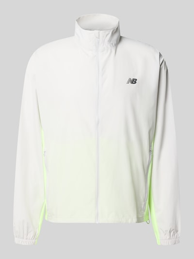 Produktfoto, Regular Fit Jacke in Stehkragen Modell 'Fast Days' von New Balance in Weiß mit neon-gelben Akzenten, Logo-Print, Reißverschluss, Eingrifftaschen mit Reißverschluss, elastische Ärmelabschlüsse, Tunnelzug im Bund, Rückenlänge 68 cm, Ärmellänge 66 cm