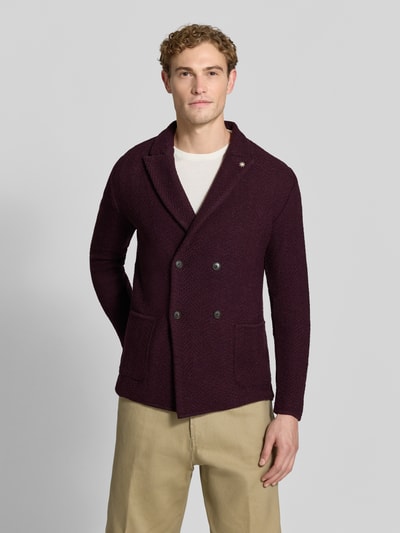 Mannenmodel draagt Regular Fit cardigan met mix van wol en alpaca in tricotlook van Manuel Ritz, donkerrood, reverskraag, Materiaalmix, ruglengte maat M 75 cm, mouwlengte maat M 67 cm, voorkant gehele lichaam