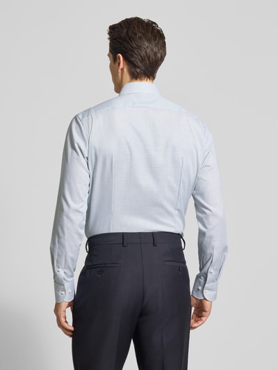 Męski model nosi Regular Fit Business-Hemd mit Kentkragen von OLYMP, bawełna, krój regular fit, kieszeń na piersi, sportowe mankiety, długość tyłu w rozmiarze 40: 80 cm, szerokość ramion w rozmiarze 40: 48 cm, długość rękawów w rozmiarze 40: 64 cm, jasnoniebieski, jednolity, faktura gładka, długie rękawy, widok całej sylwetki z tyłu.