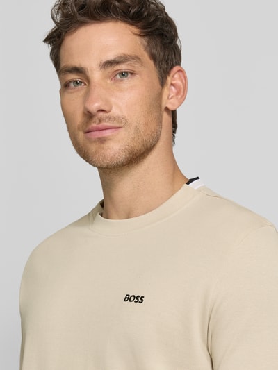 Männermodel trägt Regular Fit T-Shirt aus Baumwoll-Piqué Modell 'TS_PIQUE' von BOSS Green, unifarben, Label Stitching, Nahaufnahme Oberkörper.