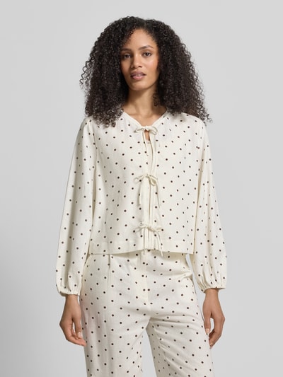 Frauenmodel trägt Regular Fit Bluse mit Zierschleifen von Jake*s Casual im Leinen-Viskose-Mix, Rundhalsausschnitt, Langärmelig, Punktemuster, eingefasste Ärmelabschlüsse, Ganzkörperansicht von vorne.