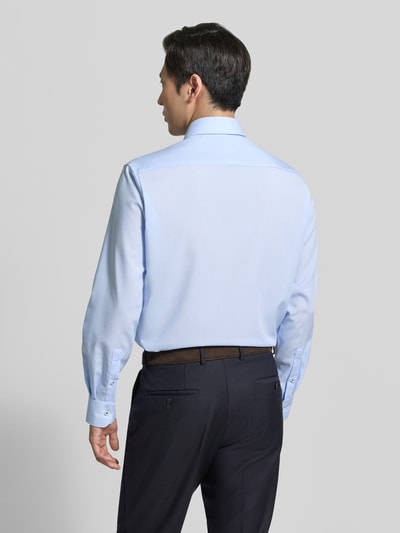 Männermodel trägt Regular Fit Business-Hemd mit Kentkragen von ETERNA, Lyocell-Mix mit Baumwoll-Anteil, Ganzkörperansicht Rückansicht.