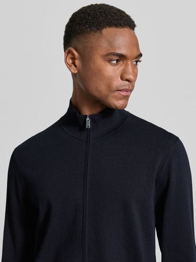 Männermodel trägt Cardigan mit Stehkragen und Zweiwege-Reißverschluss von Profuomo in Dunkelblau, Lyocell-Mix, Nahaufnahme Oberkörper.