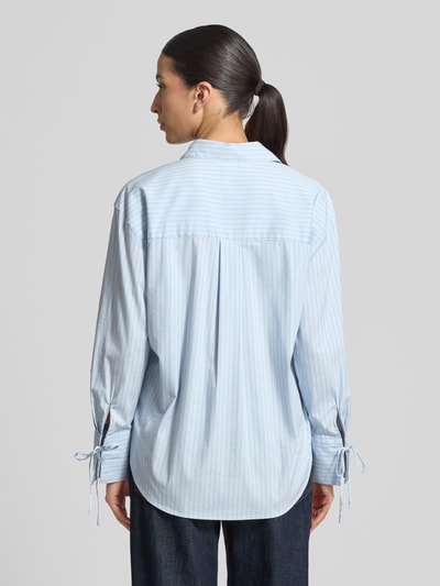 Frauenmodel trägt Loose Fit Hemdbluse aus Baumwoll-Mix von Tom Tailor, mehrfarbig gestreift, langarm, Popeline, Ganzkörperansicht Rückansicht.