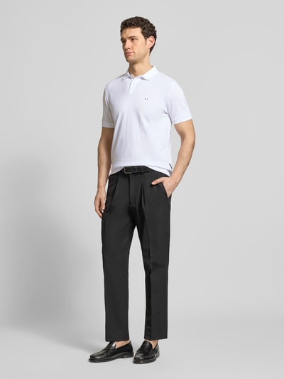 Männermodel trägt Regular Fit Poloshirt aus Baumwolle von HECHTER PARIS in Weiß mit Polokragen und Label-Detail, Ganzkörperansicht von vorne.