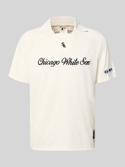 Produktfoto, Relaxed Fit Poloshirt mit Logo-Stitching von Champion in Creme mit kurzem Arm und Polokragen, Schriftzug vorne, glatte Textur.