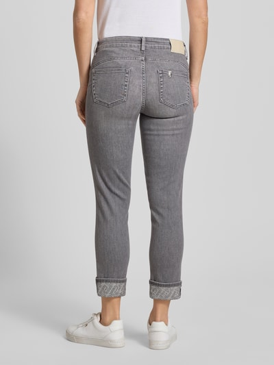 Kobiece modelka nosi szare Jeans mit Eingrifftaschen Modell 'MONROE' od Liu Jo White, bawełna z lyocellem, widok całej sylwetki z tyłu.