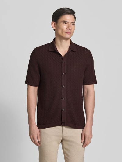 Männermodel trägt Relaxed Fit Freizeithemd aus reiner Baumwolle Modell 'NAPPO' von BOSS, strickbraun, Polokragen, Kurzarm, Ganzkörperansicht von vorne