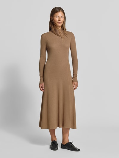 Frauenmodel trägt Slim Fit Midikleid aus Viskose-Mix mit Strick-Optik von MYON in Braun, Stehkragen, langärmelig, Ganzkörperansicht von vorne. Rückenlänge 125 cm, Brustweite 34 cm, Ärmellänge 63 cm.