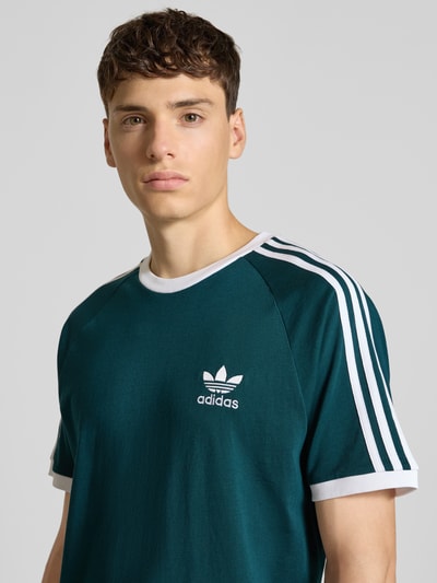 adidas Originals T-Shirt mit Label-Stitching und Rundhalsausschnitt Dunkelgruen 3