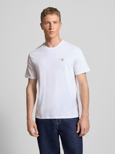 Männermodel draagt T-shirt met labeldetail in set van 2 van Calvin Klein Jeans, puur katoen, regular fit, ronde hals, Ganzkörperansicht van voren.