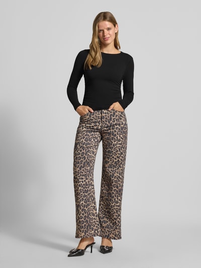 Vrouwenmodel draagt Regular fit shirt met lange mouwen van katoenmix model 'MIRA' van ONLY, zwart, Ganzkörperaanzicht van voren, Dames Langarmshirt van ONLY