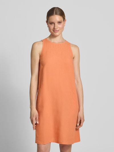 Modelka kobieca nosi Leicht ausgestelltes Leinenkleid in Knielänge od Marc O'Polo, kolor jednolity, długość do kolan, bez rękawów, czysty len, widok całej sylwetki z przodu.