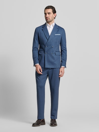 Mężczyzna nosi Slim Fit Anzughose mit Viskose-Anteil Modell 'Silvio' od CINQUE, niebieski w prążki, elastyczny materiał, Szerokość w rozmiarze 50: 48 cm, długość nogawki: 71 cm, Ganzkörperansicht z przodu