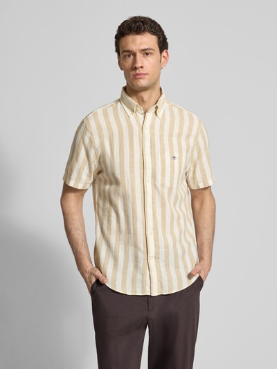 Mannenmodel draagt Regular Fit Freizeithemd aus Leinen-Baumwoll-Mix van Gant, gestreept, button-down kraag, borstzak, label-stitching, frontale volledige lichaamsaanzicht.