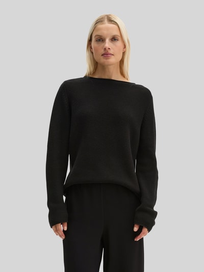 Frauenmodel trägt Regular Fit Pullover aus reiner Baumwolle von MARC O'POLO in Schwarz, unifarben, Strickoptik, Ganzkörperansicht von vorne.