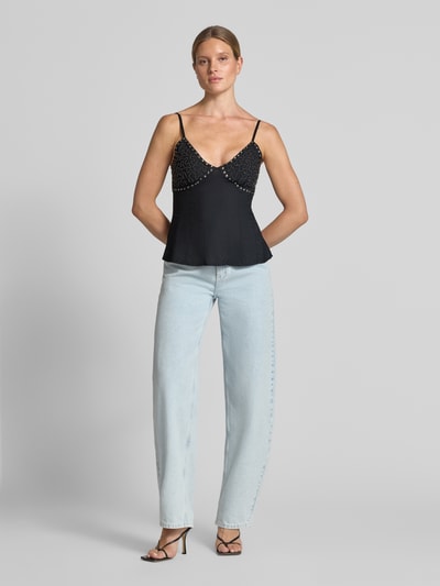 Vrouwenmodel draagt Regular Fit Trägertop aus Viskose-Mix Modell 'HEATHER' van Vero Moda, look: effen met pailletten en sierparels, V-hals, naadritssluiting, verstelbare spaghettibandjes, materiaalmix, zwart, glanzende details. Ganzlichaamsaanzicht van voren.