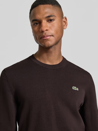 Männermodel trägt Regular Fit Strickpullover aus Baumwoll-Mix von Lacoste, Optik: Unifarben, Logo-Stitching, Nahaufnahme Oberkörper