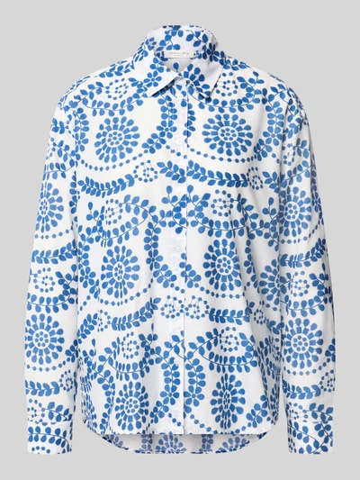 Produktfoto, Relaxed Fit Bluse im Allover-Look von Christian Berg Woman aus reiner Baumwolle mit blau-weißem Muster und Hemdblusenkragen.