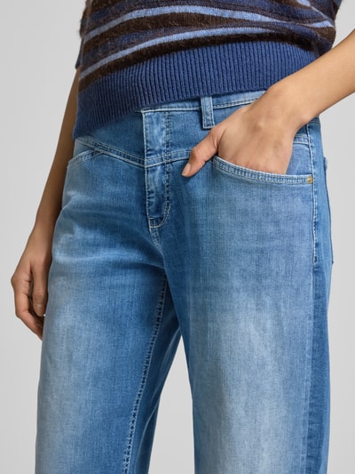 Kobiece modelka nosi Jeansy Wide Fit z wpuszczanymi kieszeniami Model 'Elin' od Cambio, mieszanka bawełny elastycznej, krój wide fit, wpuszczane kieszenie, kieszenie z tyłu, zapięcie na guzik i zamek błyskawiczny, szerokość w rozmiarze 36: 39 cm, długość wewnętrzna nogawki w rozmiarze 36: 67 cm, jasnoniebieski denim, detaliczny widok bioder, z przodu