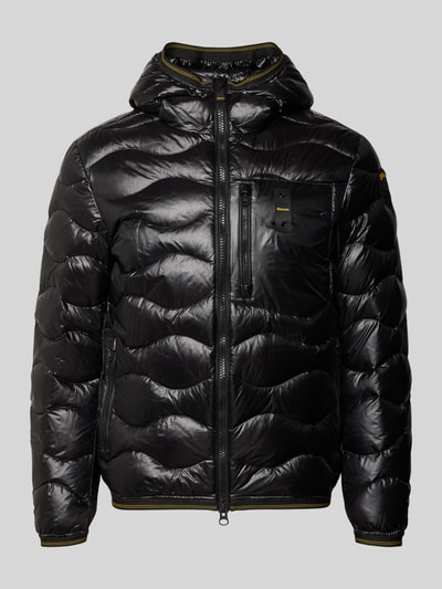 Produktfoto, schwarze Steppjacke mit Zweiwege-Reißverschluss Modell 'WAVE' von Blauer USA, glänzende Oberfläche, Kapuze, Label-Detail, Slim Fit, strukturierte Wellenoptik