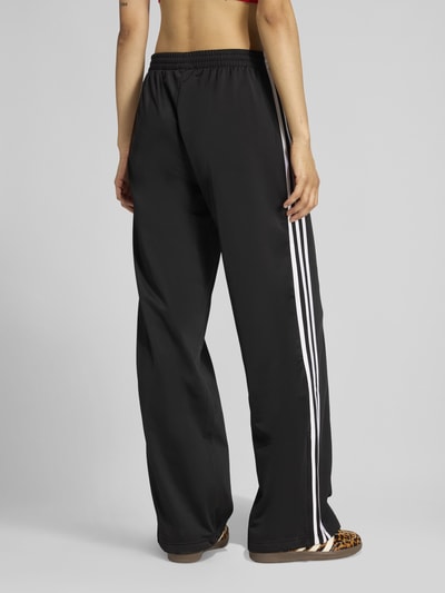 adidas Originals Spodnie dresowe o kroju loose fit z paskami w kontrastowym kolorze Czarny 5