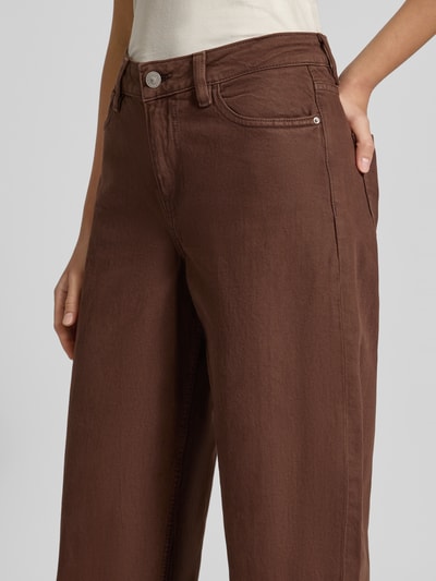 Frauenmodel trägt Barrel Jeans aus Baumwoll-Mix Modell 'GRACE' von PIECES, braune Farbe, strukturierter Stoff, Nahaufnahme Oberschenkel, Damen Barrel Jeans von PIECES.