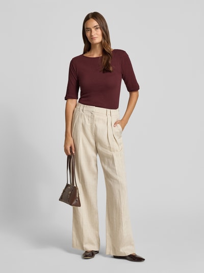 Frauenmodel trägt T-Shirt mit U-Boot-Ausschnitt von Christian Berg Woman aus reiner Baumwolle, Regular-Fit, meliertes Design, Ganzkörperansicht von vorne.