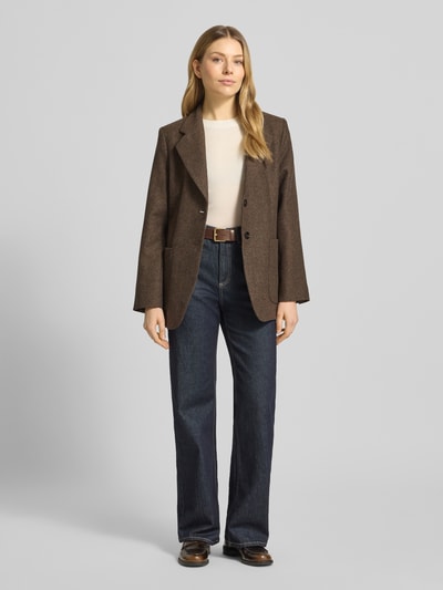 Frauenmodel trägt Slim Fit Langarmshirt aus Baumwoll-Mix von Marc O'Polo in Optik: Unifarben, Materialverarbeitung: Ripp, Ganzkörperansicht von vorne.