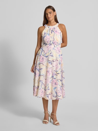 Frauenmodel trägt Midikleid mit floralem Allover-Print von Christian Berg Cocktail, ärmellos, tailliert, pastellfarbene Töne, Ganzkörperansicht von vorne.