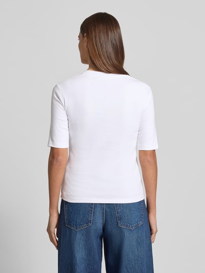 Frauenmodel trägt T-Shirt mit V-Ausschnitt von Christian Berg Woman, weiß, Baumwoll-Elasthan-Mix, Regular Fit, 1/2-Arm, Ganzkörperansicht Rückansicht.