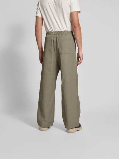 Nanushka Stoffhose mit Gesäßtaschen Oliv 5