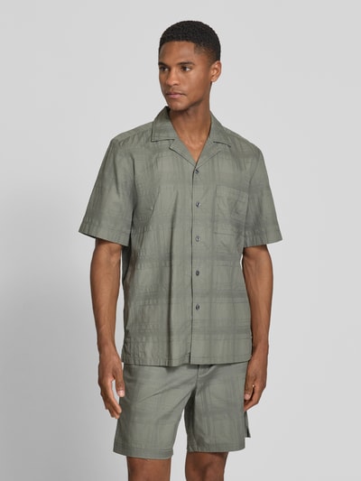 Männermodel trägt Regular Fit Freizeithemd aus reiner Baumwolle von BOSS Orange, Mehrfarbig, Gitterkaro, Twill, Brusttasche, Ganzkörperansicht von vorne.
