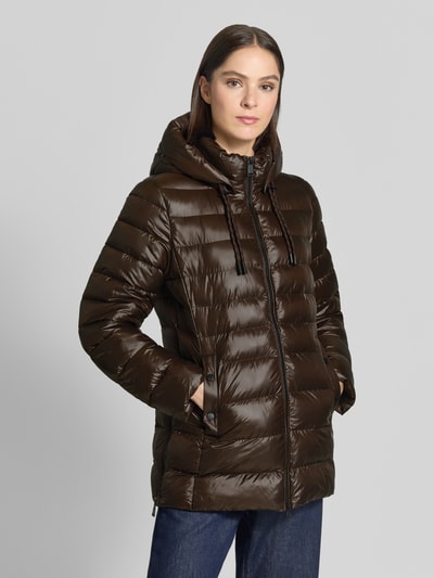 Frauenmodel trägt Regular Fit Mantel in Stepp-Optik von FUCHS SCHMITT, braun glänzend, Kapuze mit Tunnelzug, Eingrifftaschen, Zweiwege-Reißverschluss, gefütterter Stehkragen, Ganzkörperansicht von vorne.