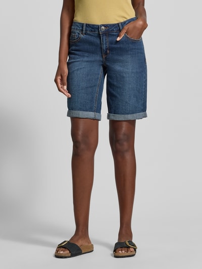 Frauenmodel trägt Jeansshorts mit Umschlag Modell 'Italy' von Buena Vista, dunkelblauer Baumwoll-Mix, Eingrifftaschen, Straight Fit, Ganzkörperansicht von vorne.